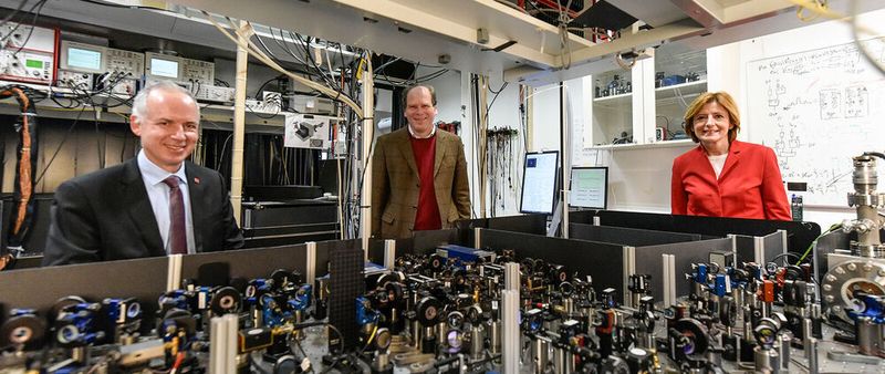 m Quantencomputerlabor der JGU hat Professor Ferdinand Schmidt-Kaler (Mitte) Ministerpräsidentin Malu Dreyer und JGU-Präsident ProfessorGeorg Krausch ein System von Präzisionslasern erläutert, das zur Steuerung eines Quantencomputers verwendet wird.