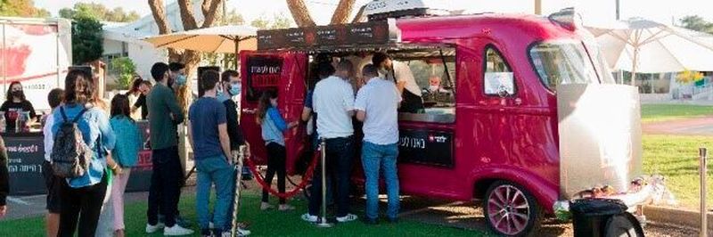 Bei der Verkostung am Foodtruck reagierten die Kunden äußerst positiv auf das 3D-gedruckte Fleisch. Geschmack, Textur und Mundgefühl waren für sie mit tierischem Fleisch vergleichbar.