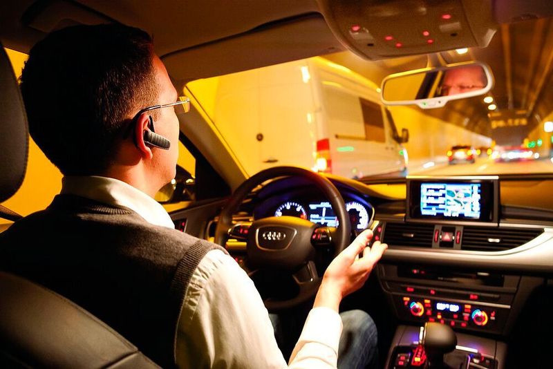 Daten sind für viele, zum Beispiel Versicherungen, Behörden und Werkstätten, ein wahrer Schatz. Doch die meisten Autofahrer wollen selbst bestimmen, wer ein Auge darauf werfen darf.