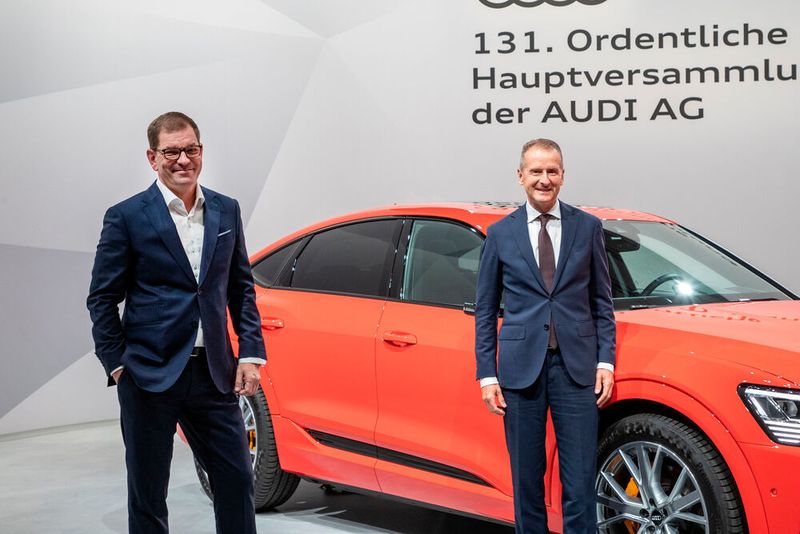 Konzernchef Herbert Diess (re.) zeigt sich mit der Arbeit von Audi-CEO Markus Duesmann (li.) zufrieden, fordert aber noch mehr Geschwindigkeit von der Marke.