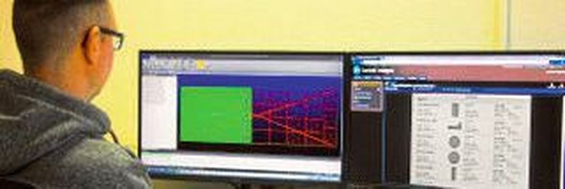Ein Mitarbeiter in der Produktionsplanung bei Thyrolf & Uhle arbeitet mit der Software von Lantek.