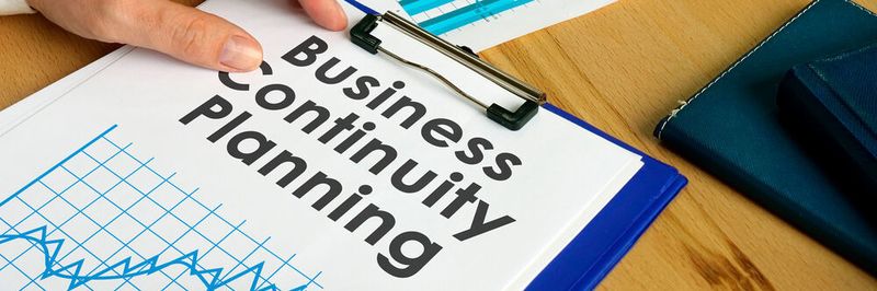 Business Continuity umfasst Maßnahmen und Prozesse, die den IT-Betrieb in Krisensituationen aufrecht erhalten oder den problemlosen Anlauf nach einem Ausfall sicherstellen sollen.