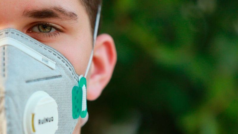 Wenn der vorgeschriebene Abstand von eineinhalb Metern nicht eingehalten werden kann, müssen Mitarbeiter medizinische Masken tragen.