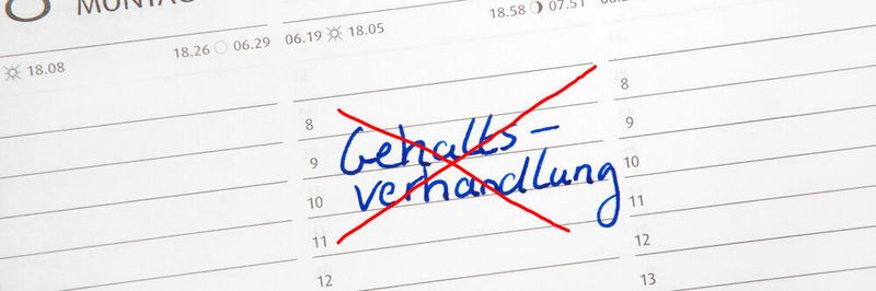 Fast jeder zweite Beschäftigte verschiebt die Frage nach einer Gehaltserhöhung wegen der Corona-Pandemie.