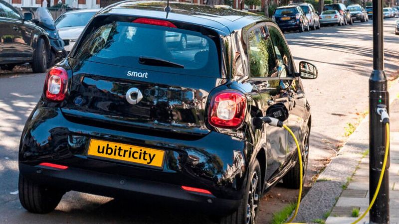 Laden an der Laterne: Das Berliner Start-up Ubitricity rüstet Straßeninfrastruktur zu Stromtankstellen um.