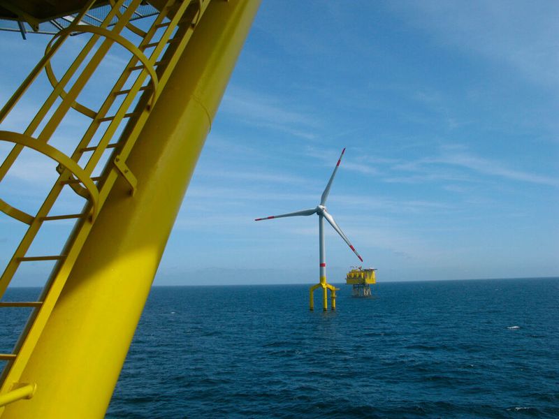 Der überschüssige Strom aus Off-Shore-Windparks lässt sich nutzen, um Wasserstoff (H2) herzustellen. Unter Zugabe von CO2 wird daraus Biomethan.