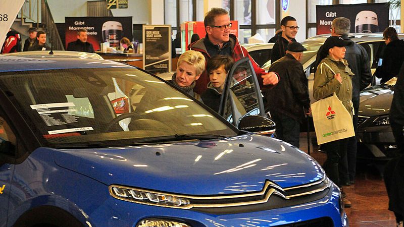 Eine Familie nutzt den Besuch der Automesse in Gera, um sich ein Fahrzeug ganz genau anzuschauen. Viele Händler haben in der Vergangenheit von solchen Verkaufsmessen stark profitiert.