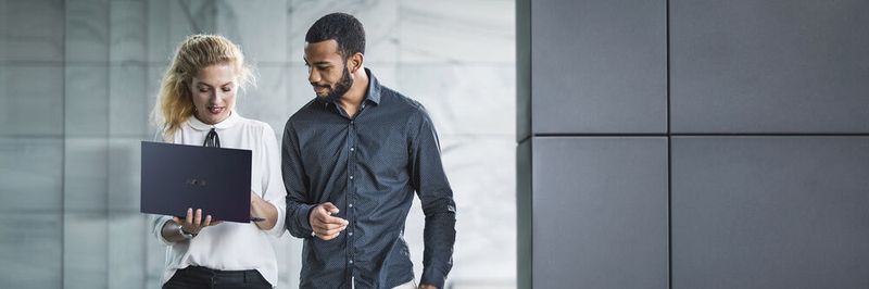 Das Expertbook B9 von Asus ist ist mit 998 Gramm ein echtes Leichtgewicht für das mobile Arbeiten. Sein mattes 14-Zoll-Display liefert die gängige Full-HD-Auflösung.