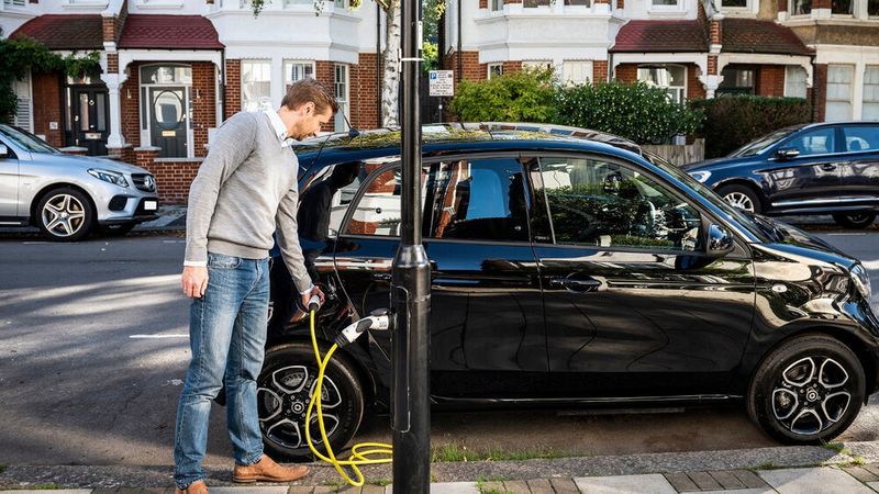 Laden an der Laterne: Das Berliner Start-up Ubitricity instaliert dieses Angebot in vielen Ländern. Nun wird es Teil des Shell-Konzerns.