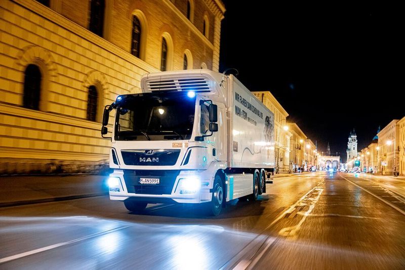 Die mit dem vollelektrischen Verteiler-Lkw MAN e-TGM vorgenommenen Testfahrten ergaben eine Zeitersparnis von 15 bis 30 Prozent.