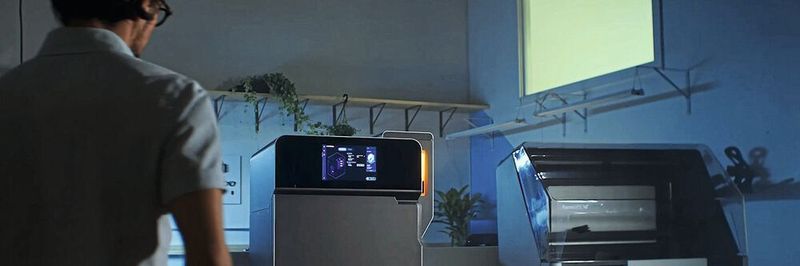 Der Fuse 1 (links) von Formlabs soll das SLS-Verfahren für mehr Unternehmen attraktiv machen. Rechts davon das Fuse Sift, ein Nachbearbeitungssystem für den Fuse 1
