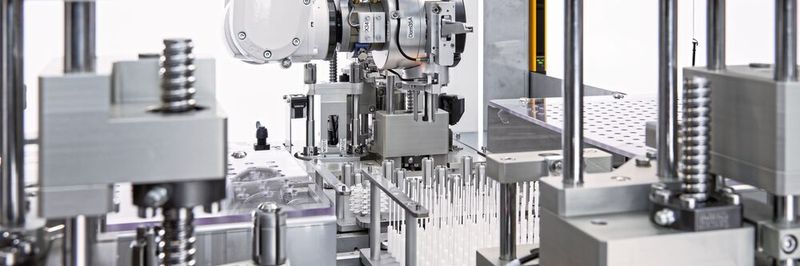 Bei der von Caromatic entwickelten Anlage werden unterschiedliche Endoskop-Grössen vormontiert. Dabei stellen drei Module mit je sieben integrierten Antrieben die flexiblen Endoskop-Bestandteile in verschieden langen Konfigurationen zusammen.