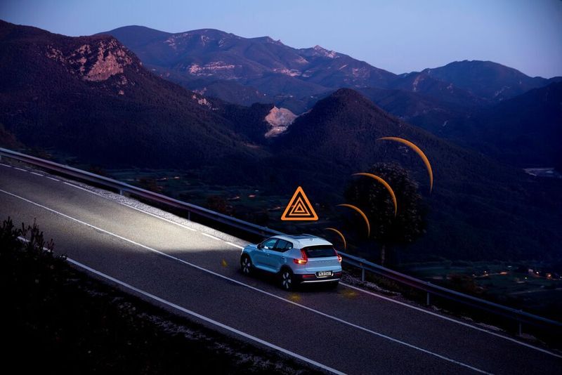 Volvo warnt etwa vor Glatteis.