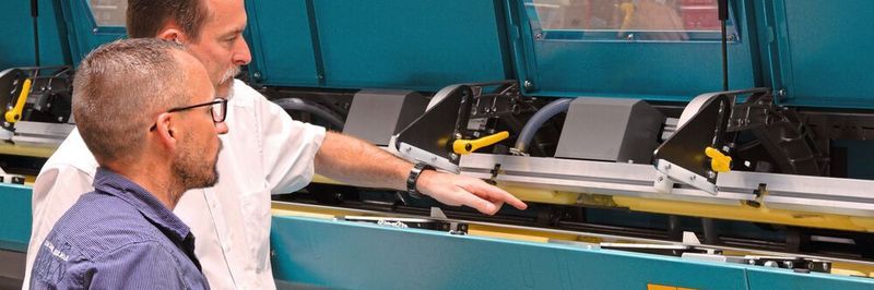 Minimale Rüstzeiten: Oliver Sack (hinten), technischer Vertrieb Südwestdeutschland bei FMB, und Stefan Geyer, Produktionsleiter bei Mintec in Waldmohr, überzeugen sich von den Vorteilen der automatisch auf den Stangendurchmesser einzustellenden Führungssegmente.
