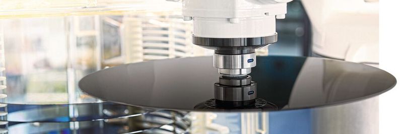 Haftgreifer mit der Adheso-Greiftechnologie werden individuell auf die jeweilige Anwendung zugeschnitten. So lassen sich Wafer und kleinste Elektronikkomponenten ebenso handhaben wie Folien oder Werkstücke aus der Metallbearbeitung und Automotive-Montage.