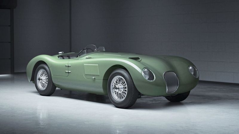 Die acht neuen C-Type Continuation Modelle basieren auf dem 53er-Siegerwagen und verfügen über Scheibenbremsen sowie drei Weber-Vergaser 40DCO3 auf einem 3,4 Liter großen Reihensechszylinder mit 220 PS Leistung.