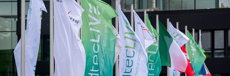Die wehenden Fahnen vor dem Nürnberger Messezentrum werden Besucher auch in diesem Jahr nicht zu Gesicht bekommen: die Medtec Live & Summit 2021 findet vom 20. bis 22. April erneut online statt.