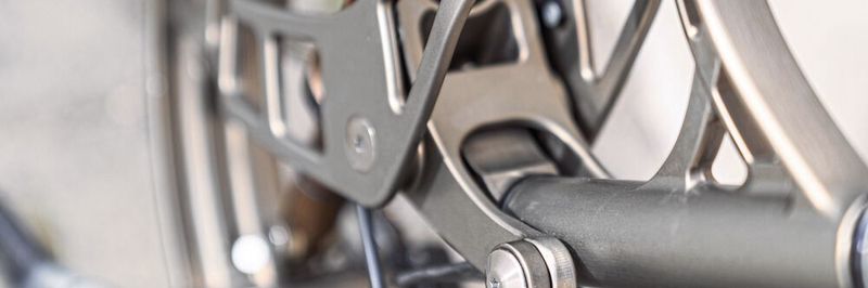 Das Fracebike kommt ohne Schweissnähte aus. 15 Titanschrauben halten die acht Rahmenkomponenten zusammen.