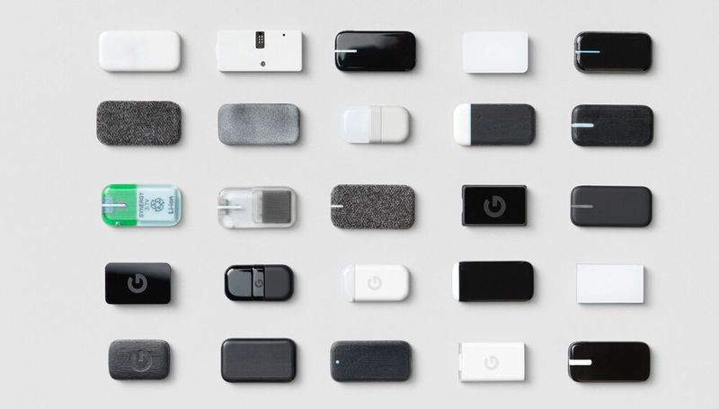 Der unscheinbare Jacquard „Tag“ (eine Art Chipkarte) bildet zusammen mit einer App die Wearable-Plattform Jacquard by Google. Er kann so modifiziert werden, dass er in fast jedes Produkt passt.