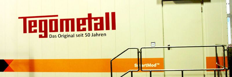 Direkt in der Produktionshalle steht das Hauptrechenzentrum der Tegometall-Gruppe. Es ist in dem „Smartmod Prefabricated Modular Datacenter“ von Vertiv untergebracht.