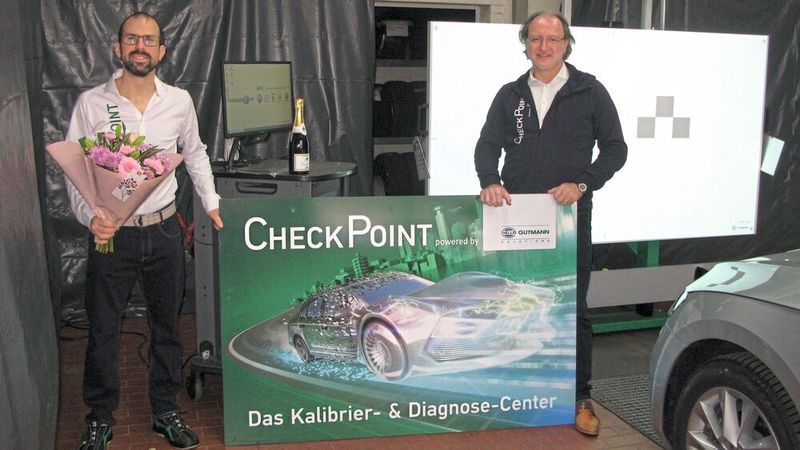 Nicht ohne Stolz: Bastian Hartman (li.) ist einer der ersten Betriebe des neuen Konzept Checkpoint. "Er fungiert als qualifizierter Experte in Sachen Diagnose und FAS künftig auch für andere Werkstätten", erklärt Jürgen Hofmann, Head of Aftermarket Service Hella Gutmann.