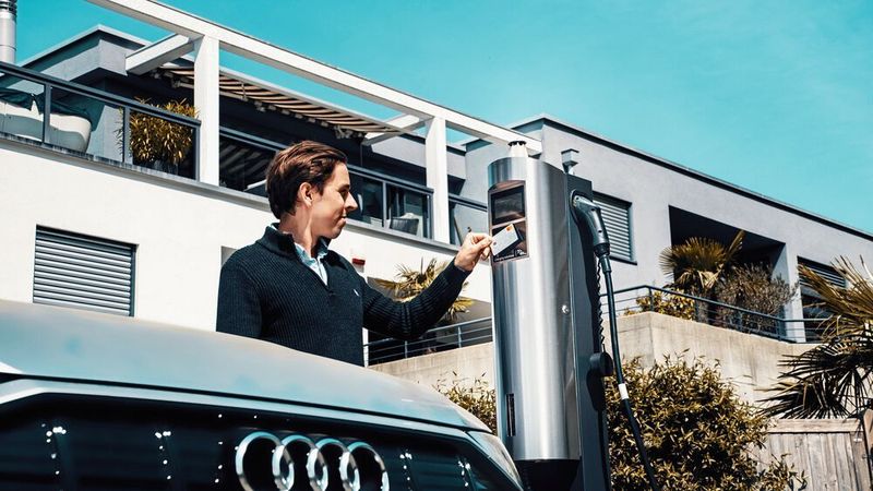 Zu teuer? Augen zu und Karte durch! An Ladesäulen für Elektroautos können unvorbereitete Nutzer kostspielige Überraschungen erleben.