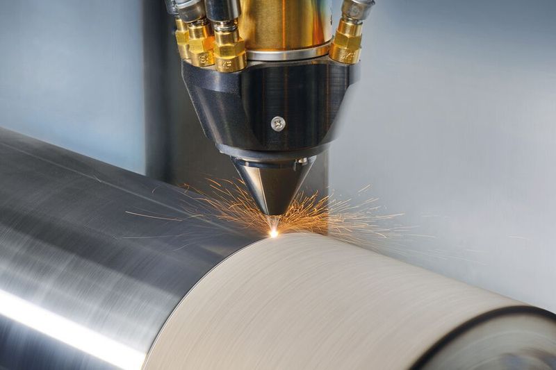 Extremes Hochgeschwindigkeits-Laserauftragschweißen (EHLA) des Fraunhofer-ILT. Hier beim Beschichten einer Heizwalze mit eisenbaseirtem Pulver mit einem Speed von 200 m/min,