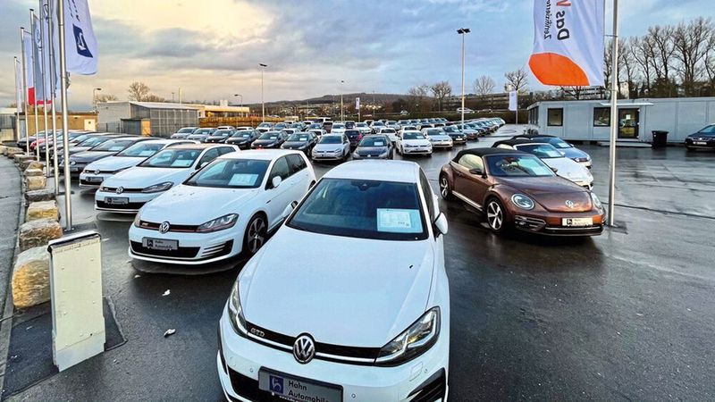 Für mehr als 300 Fahrzeuge bietet das neue Gebrauchtwagenzentrum der Hahn-Gruppe nahe Pforzheim Platz.