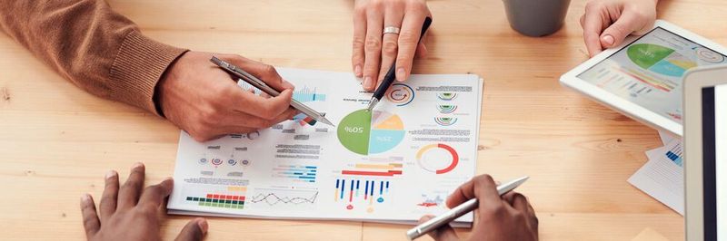 Eine Marketing- und Vertriebsstrategie ist natürlich so individuell wie Ihr Unternehmen. Trotzdem fallen immer die gleichen strategischen und operativen Fragen an.