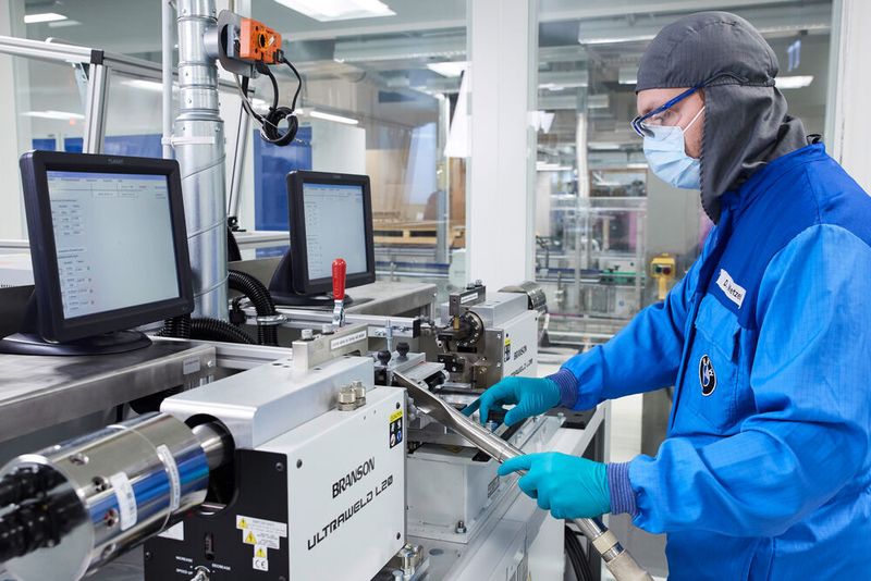 Blick in ein Labor zur Herstellung von Batteriezell-Prototypen beim Münchner Autobauer BMW.