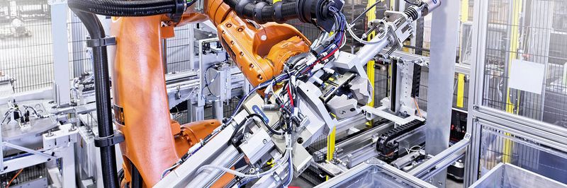 Boden und Deckel des künftigen Spannpakets werden in gegriffenem Zustand um bis zu 180° geschwenkt. Die dabei auftretenden Querkräfte werden von der stabilen Vielzahnführung des Schunk PGN-plus-P aufgenommen.