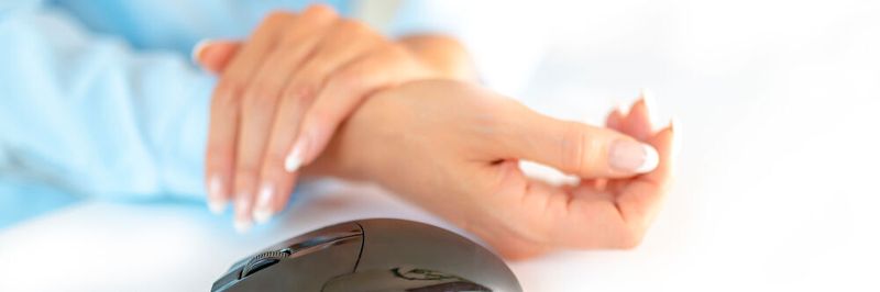 Regelmäßige Bewegung am häuslichen Computerarbeitsplatz hilft, die Hand gesund zu halten und einem Mausarm vorzubeugen. Orthopäden und Unfallchirurgen empfehlen deshalb allen Computerarbeitenden, regelmäßig zu pausieren und ihre Hand bewusst aktiv zu bewegen.