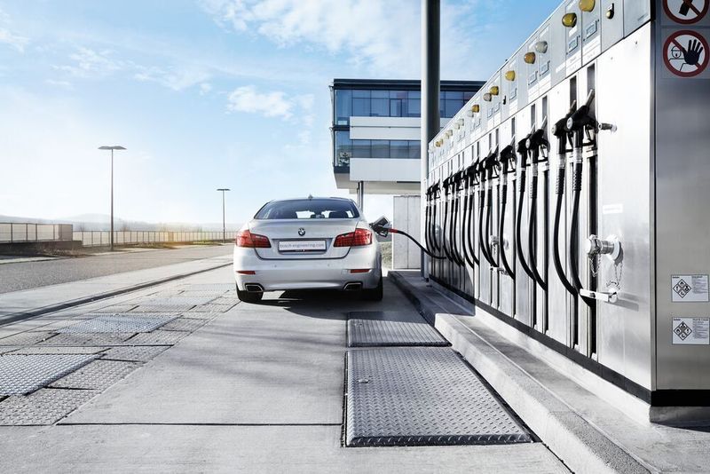 Synthetische Kraftstoffe lassen sich in bestehenden Fahrzeugflotten einsetzen – und können deren CO2-Ausstoß deutlich senken.