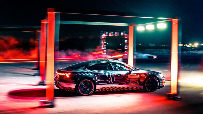In einer Woche zieht Audi die Tarnfolie vom E-Tron GT.