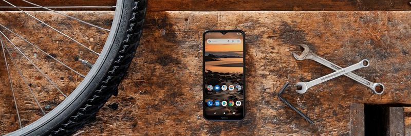 Das Display des Nokia 1.4 hat die Größe eines 50 Euro Scheins.