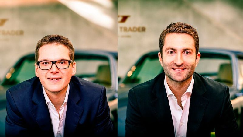 Christian Plagemann (li.) und Torsten Claus (re.) sind die Gründer und Geschäftsführer der Classic Trader GmbH. Claus betreute vor der Gründung von Classic Trader 2013 verschiedenste Beratungsprojekte in der Automobil- und Luftfahrtindustrie sowie im Bereich der erneuerbaren Energien. Plagemann bekleidete in den letzten fünf Jahren verschiedene Sales- und Business-Development-Funktionen bei Ebay und Mobile.de und zeichnete verantwortlich für diverse strategische Kooperationen mit Partnern in der Automobil- und Medienbranche.