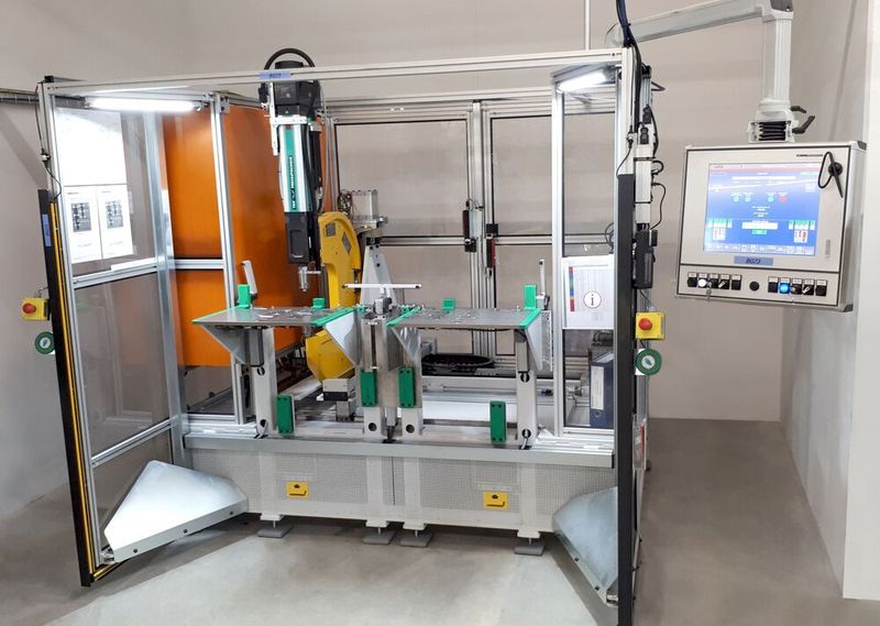 Für eine saubere Sache: TOX Pressotechnik schuf für das Unternehmen V-ZUG diese komplett ausgestattete Anlage zum Clinchen von Gehäusen für Geschirrspüler.