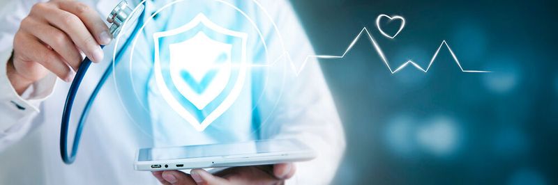 Für Krankenhäuser gehören Cyberattacken mittlerweile zum Alltag. Eine wirksame Gegenwehr gelingt jedoch mit den richtigen Lösungen.