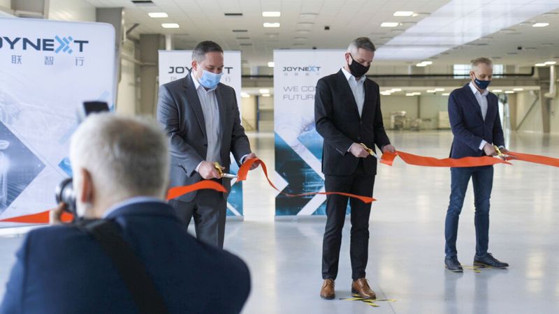 Mit dem feierlichen Durschneiden des Bandes wird die neue Produktionshalle in Oborniki eingeweiht. Von Links: Bogdan Koziar, COO Joynext Polen, Mariusz Czarnocki, CFO Joynext Polen, und Dariusz Paprzycki, Präsident von Projprzem (Hauptauftragnehmer).