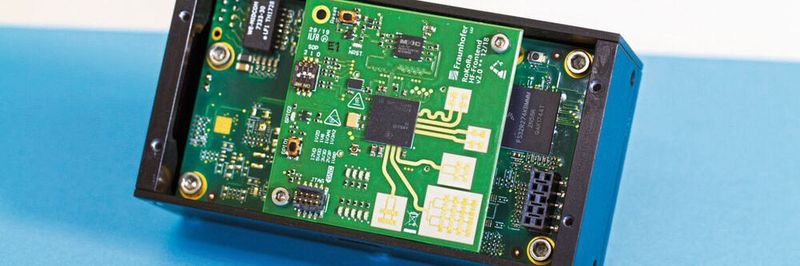 Die Sensoranwendung des Projekts RoKoRa besteht aus 16 Radarmodulen, die jeweils aus einem 77-GHz-Frontend des Fraunhofer IAF bestehen.
