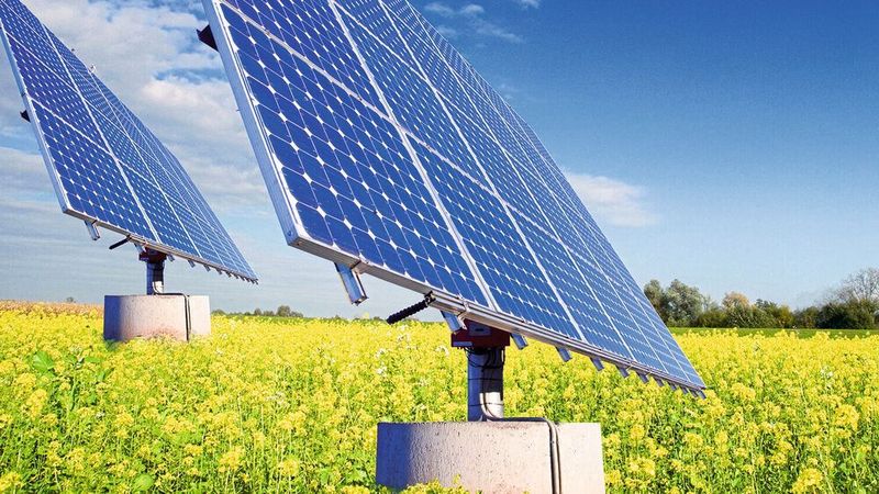 Strom aus erneuerbaren Energien oder auch für synthetischen Kraftstoff: Die CO2-Last im Verkehr muss laut Vorgaben der Politik deutlich sinken.