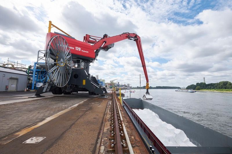 Gemessen am Transportvolumen ist Salz der wichtigste Rohstoff für die Covestro-Standorte in NRW. Das Foto zeigt die Entladung eines Salzschiffs in Leverkusen.
