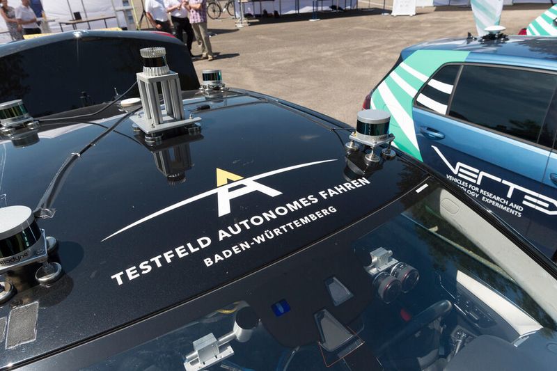 Mit verschiedenen Sensoren nehmen automatisierte Fahrzeuge Informationen über sich und ihre Umgebung auf.