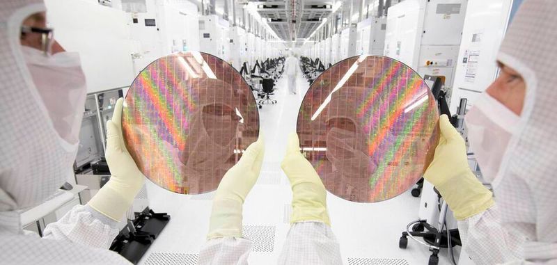 Aufgrund gesteigerter Nachfrage im Chipmarkt, insbesondere bei Automotive-Hableitern, plant Globalfoundries seine Fertigungskapazitäten in Dresden stark auszubauen. Bis 2025 soll die jährliche Waferproduktion mehr als verdoppelt werden.
