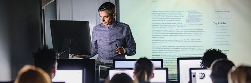 Mit den Produkten von CHERRY arbeiten Lehrer und Schüler ergonomisch und effizient.