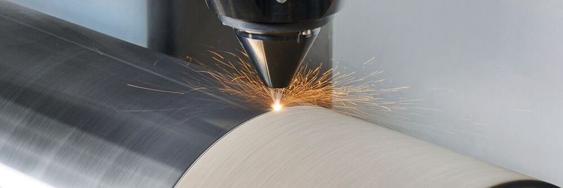 Extremes Hochgeschwindigkeits-Laserauftragschweißen (EHLA) des Fraunhofer-ILT. Hier beim Beschichten einer Heizwalze mit eisenbaseirtem Pulver mit einem Speed von 200 m/min,