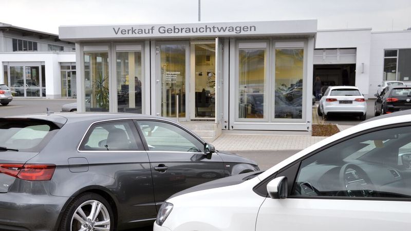 Auf seinem Gebrauchtwagenplatz hat Grampp einen eigenen Verkaufspavillon gebaut.