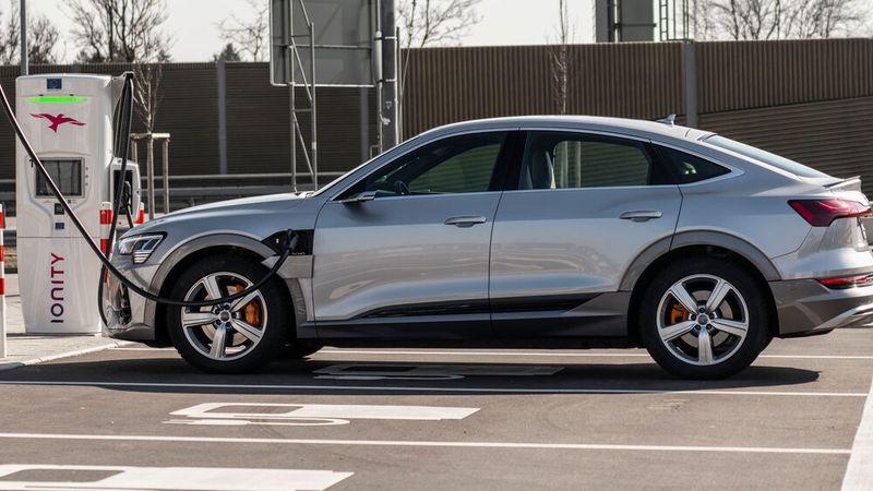 Audi: E-Auto-Laden beim Anbieter Ionity. Künftig könnte der Ingolstädter Hersteller seine eigenen Stromtankstellen haben.