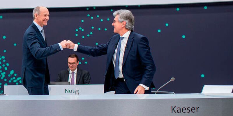 Auf der Hauptversammlung übergibt Joe Kaeser (rechts) seinen Platz an Roland Busch.