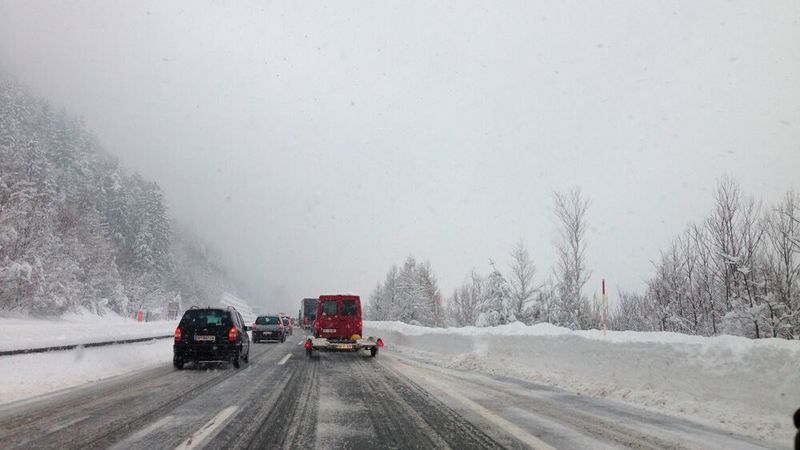Schneechaos auf Deutschlands Autobahnen: Der Wintereinbruch hat der Polizei Dortmund auch einen kuriosen Fall mit einem Porsche-Fahrer beschert.